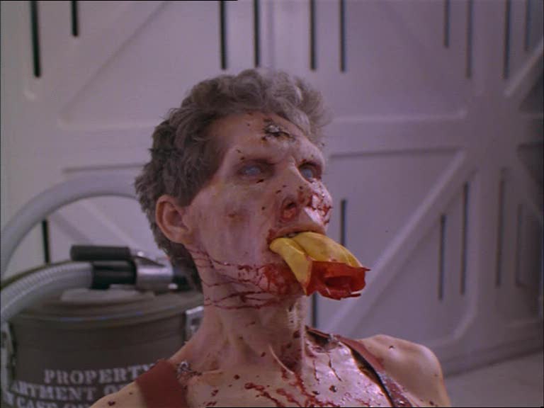 Stillbild ur Return of the Living Dead 3, 01:17:37