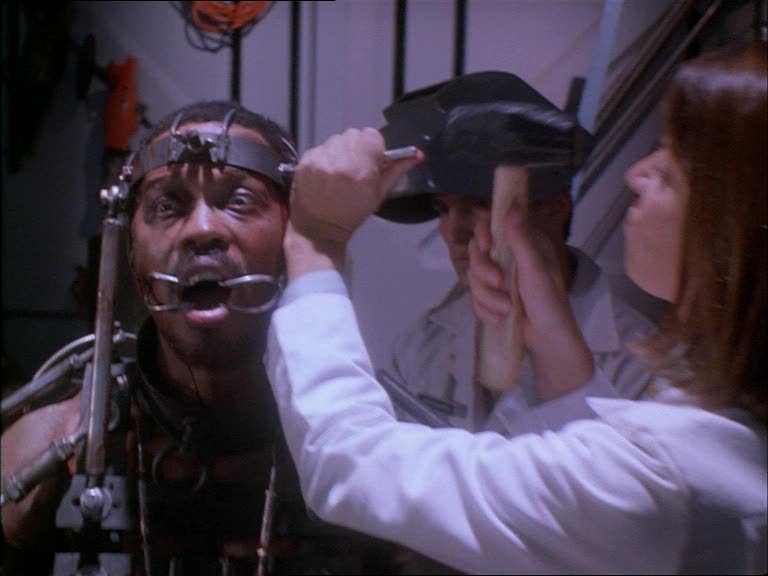 Stillbild ur Return of the Living Dead 3, 01:68:19