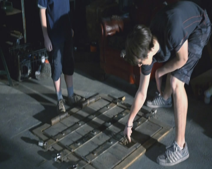 Stillbild ur The Hole, 01:15:37