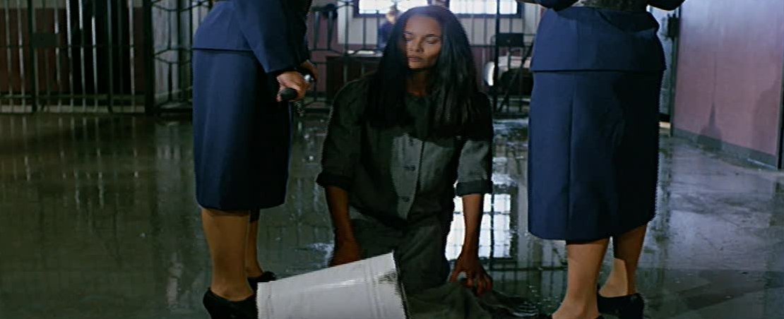 Stillbild ur Violence in a Women's Prison, 01:63:42